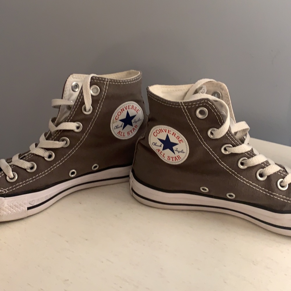 High top converse in grey (women’s size 7) - Picture 3 of 4